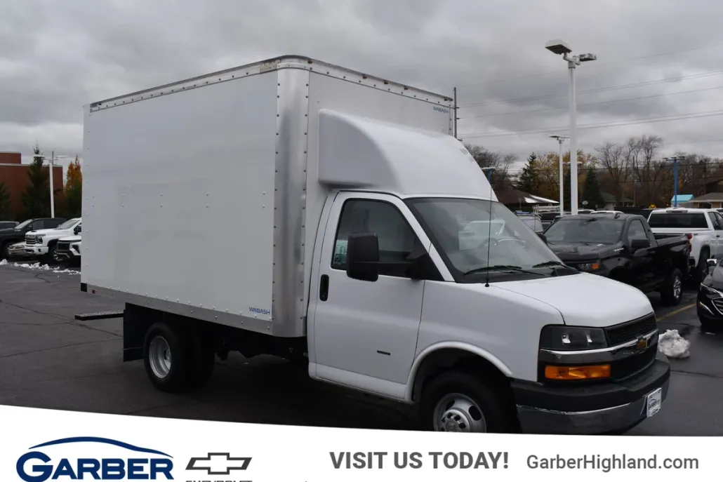 2024 Chevrolet Express Cutaway 3500 photo 1