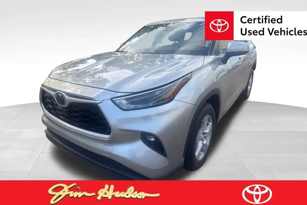 2023 Toyota Highlander LE photo 1