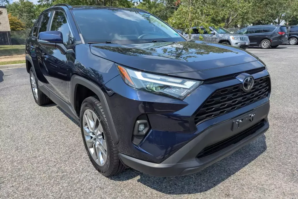 2022 Toyota RAV4 XLE Premium photo 1