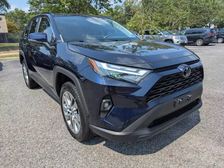 2022 Toyota RAV4 XLE Premium photo 1