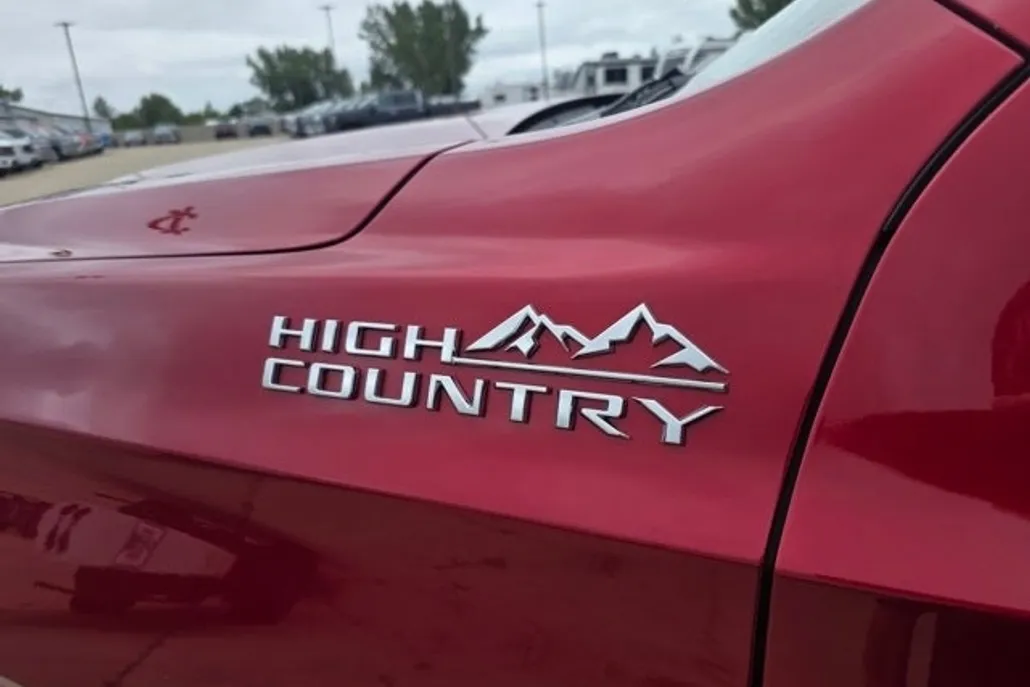 2023 Chevrolet Suburban High Country photo 1