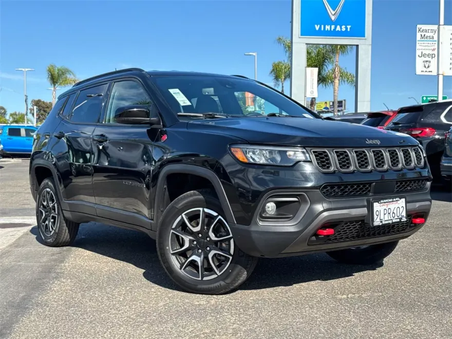 2024 Jeep Compass Trailhawk photo 1
