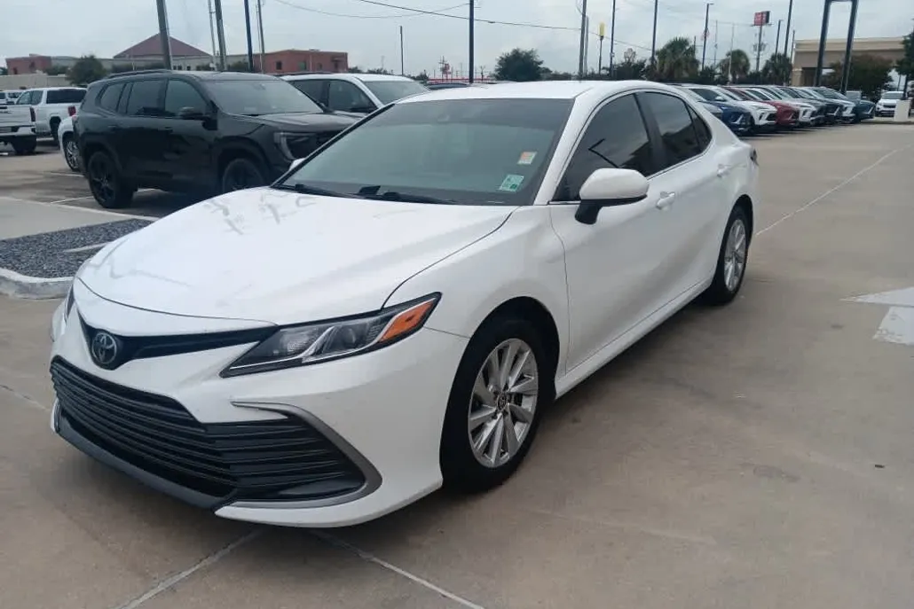 2023 Toyota Camry LE photo 1