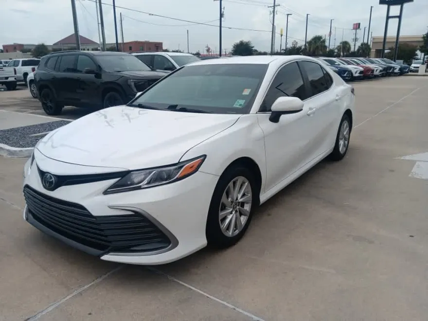 2023 Toyota Camry LE photo 1