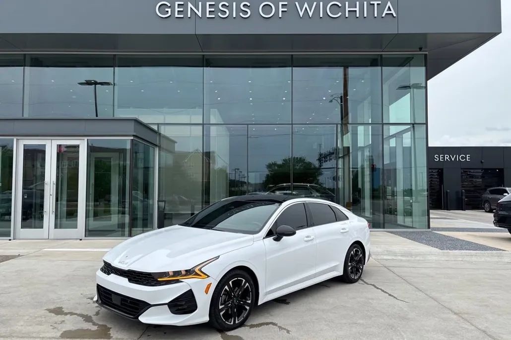 2023 Kia K5 GT-Line photo 1