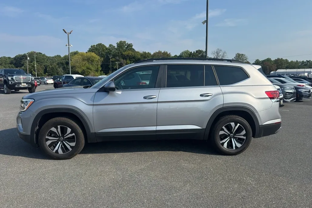 2025 Volkswagen Atlas SE photo 1
