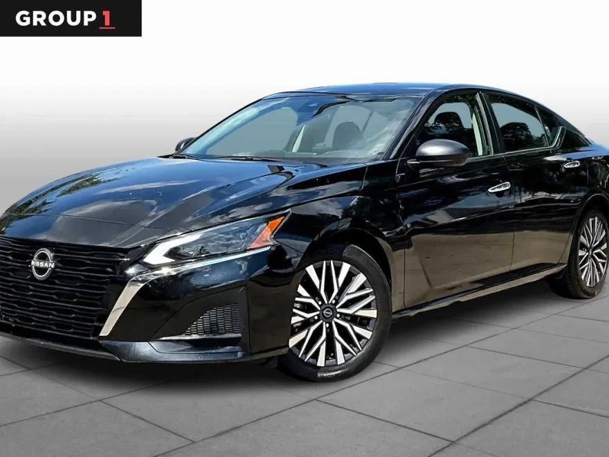 2024 Nissan Altima 2.5 SV photo 1