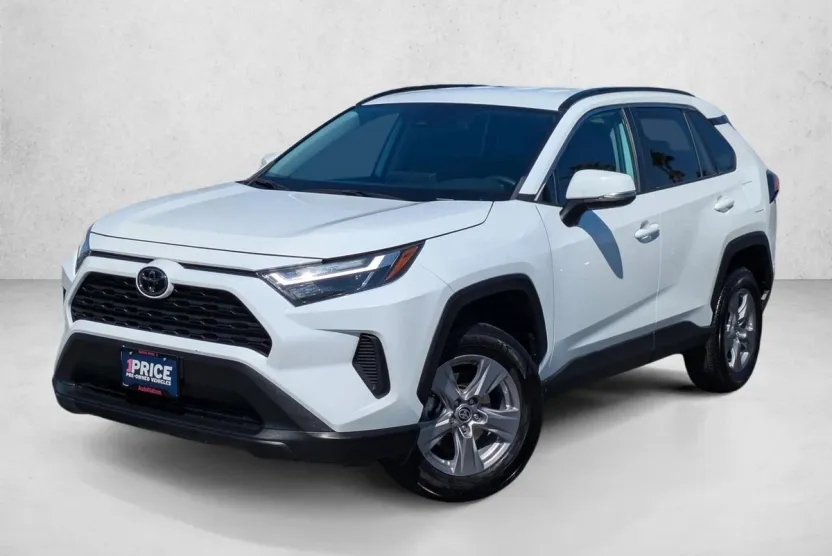 2023 Toyota RAV4 XLE photo 1