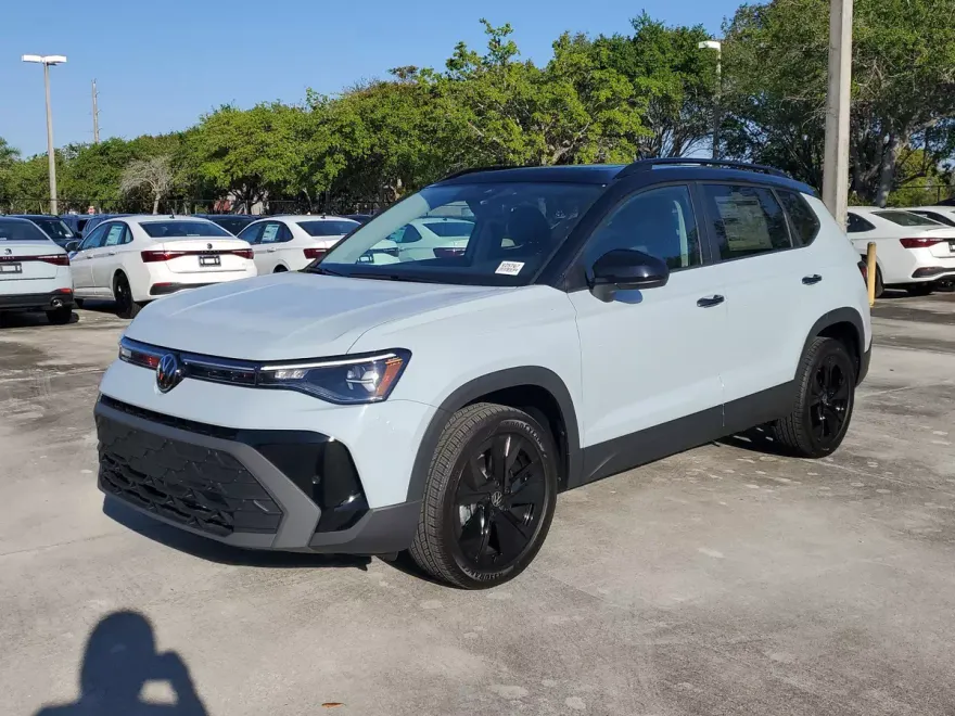 2025 Volkswagen Taos SE photo 1