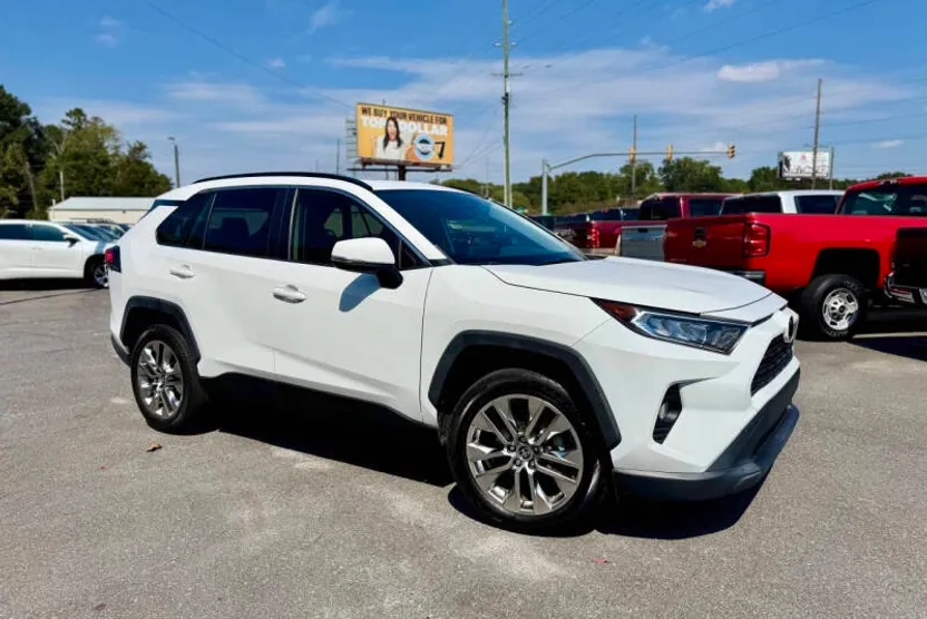 2020 Toyota RAV4 XLE Premium photo 1