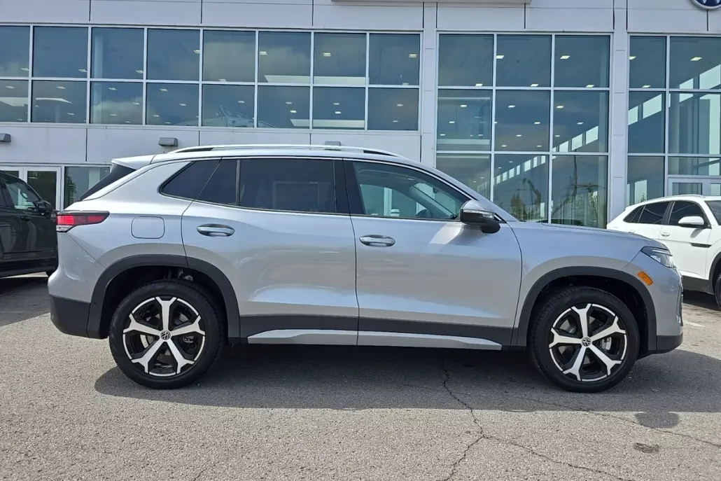 2025 Volkswagen Tiguan SE photo 1