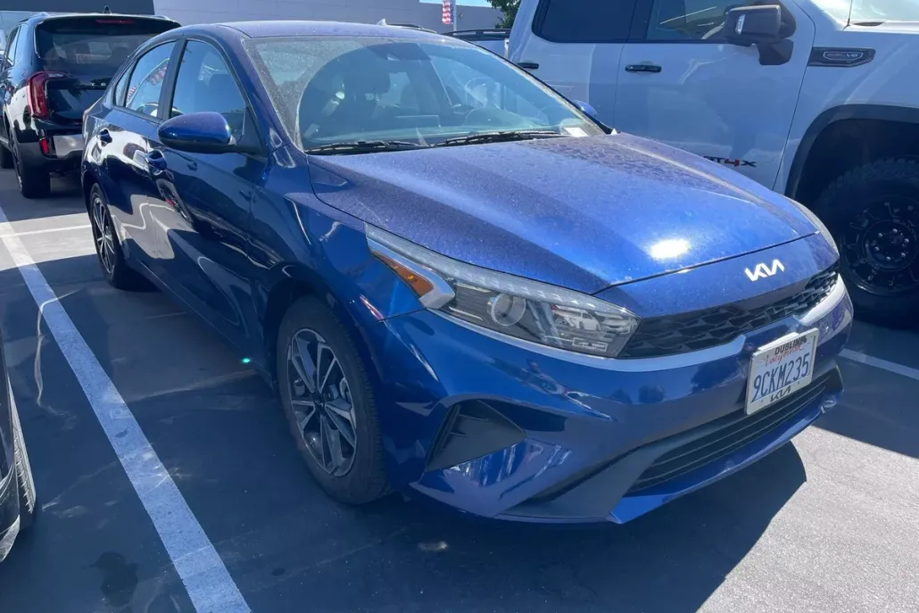 2023 Kia Forte LXS photo 1