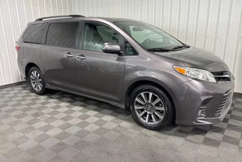 2020 Toyota Sienna XLE Premium photo 1
