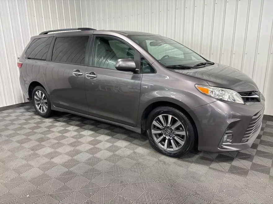 2020 Toyota Sienna XLE Premium photo 1
