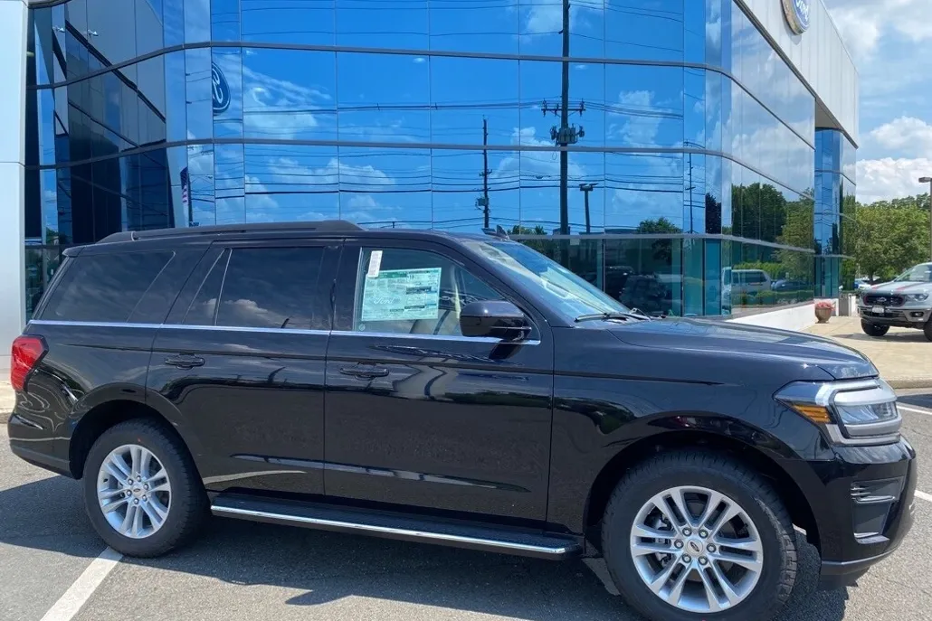 2022 Ford Expedition XLT photo 1