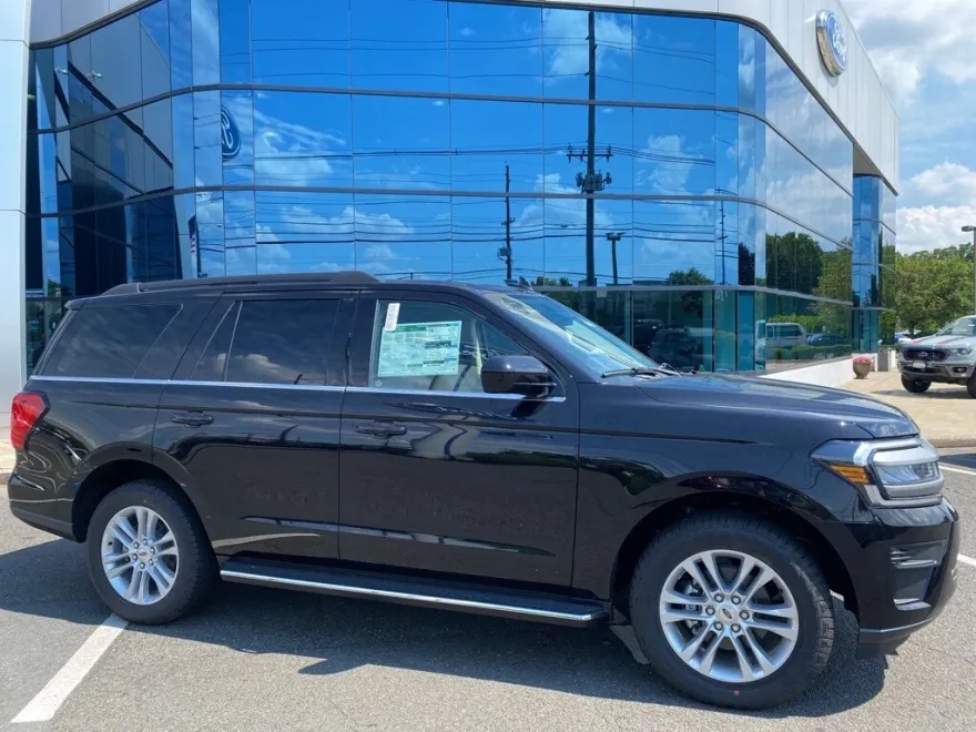2022 Ford Expedition XLT photo 1