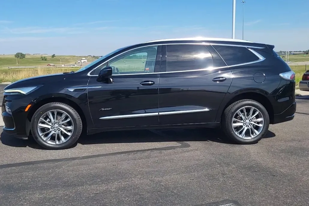 2023 Buick Enclave Avenir photo 1