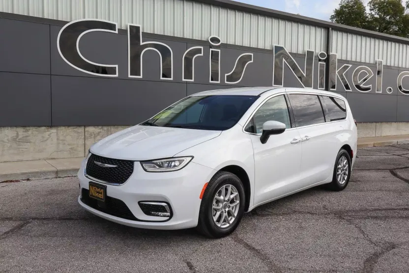 2023 Chrysler Pacifica Touring L photo 1