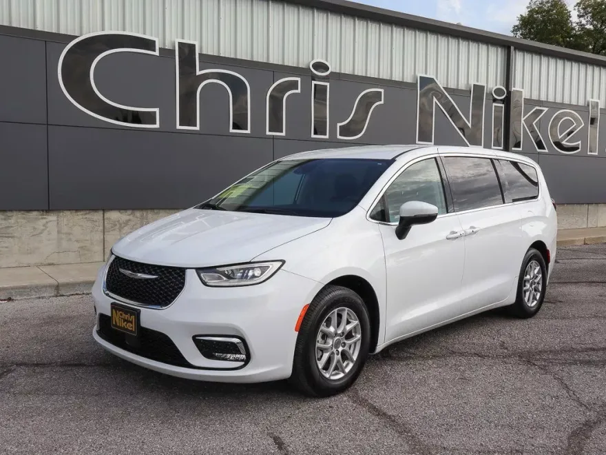 2023 Chrysler Pacifica Touring L photo 1