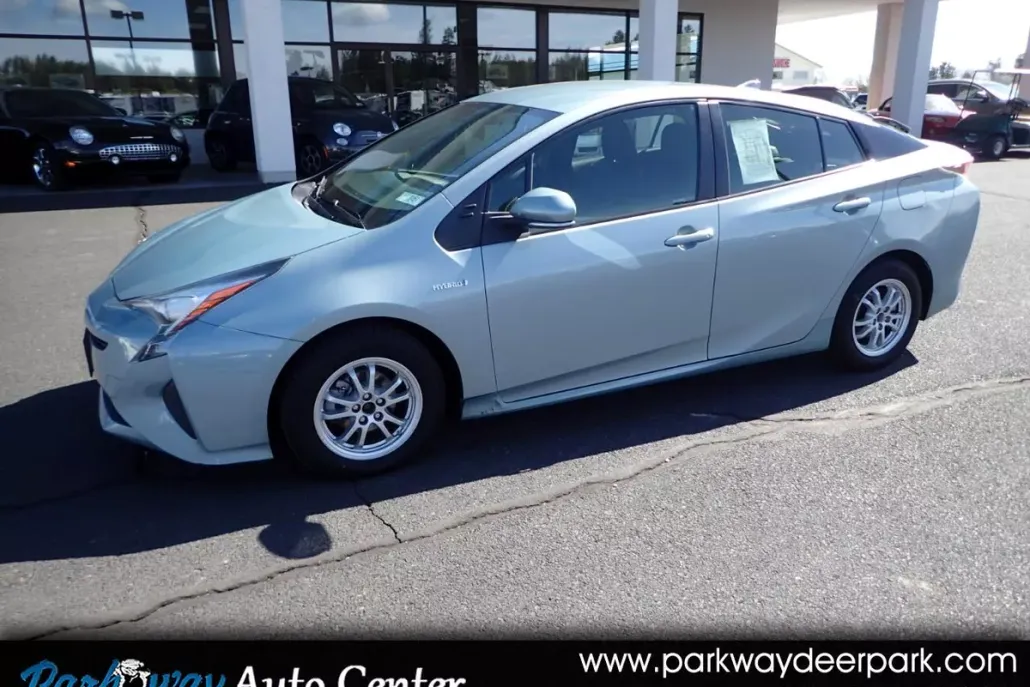 2016 Toyota Prius Two photo 1