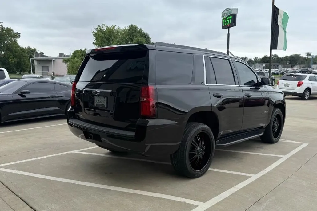 2016 Chevrolet Tahoe LT photo 1