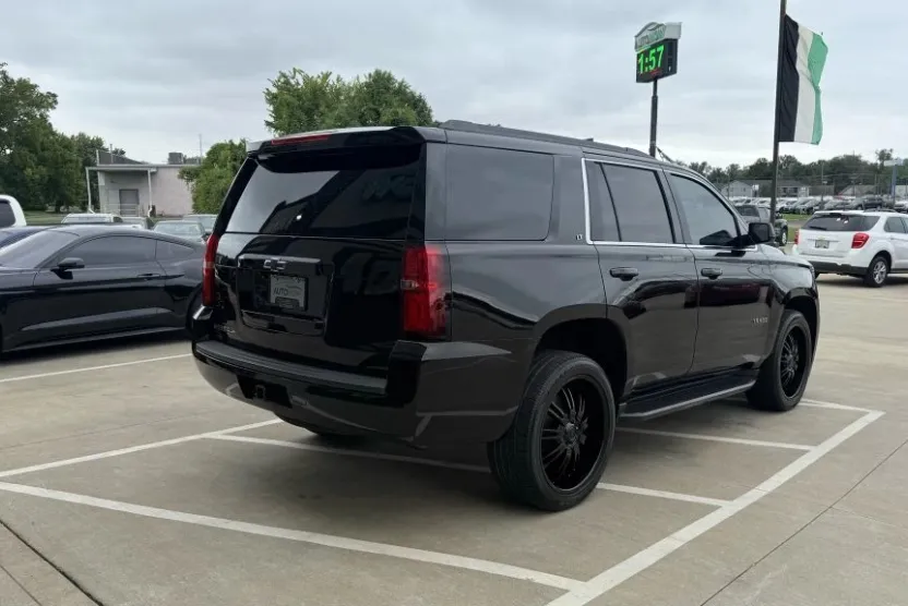 2016 Chevrolet Tahoe LT photo 1