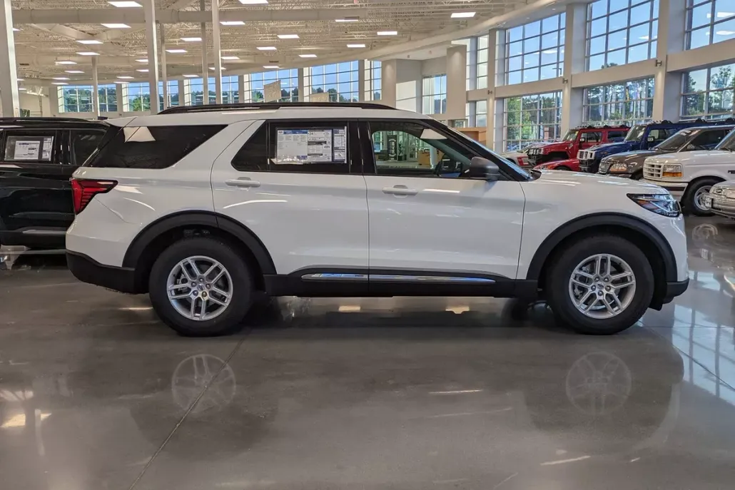 2025 Ford Explorer photo 1