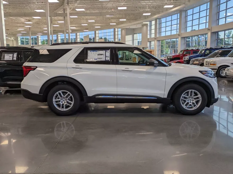 2025 Ford Explorer photo 1