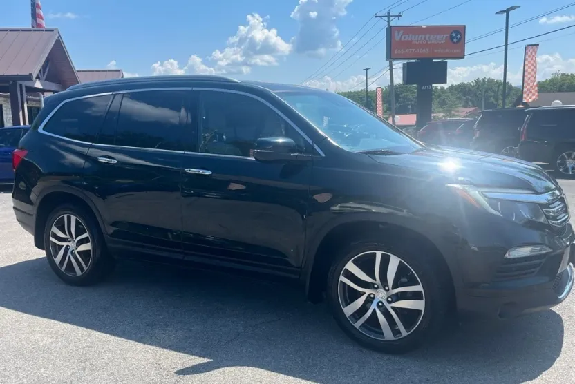 2017 Honda Pilot Elite photo 1