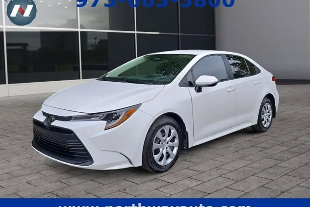 2024 Toyota Corolla LE photo 1