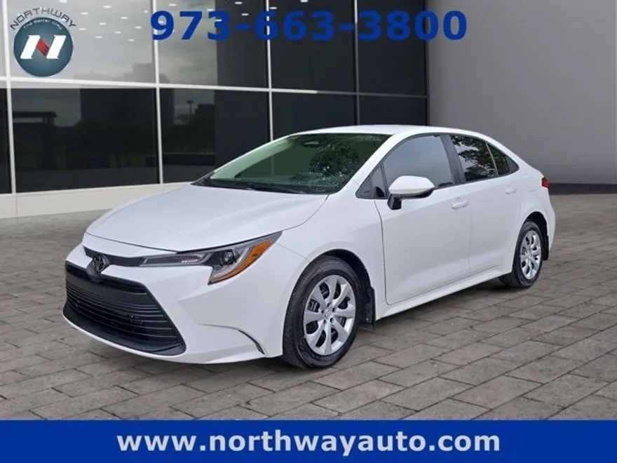2024 Toyota Corolla LE photo 1