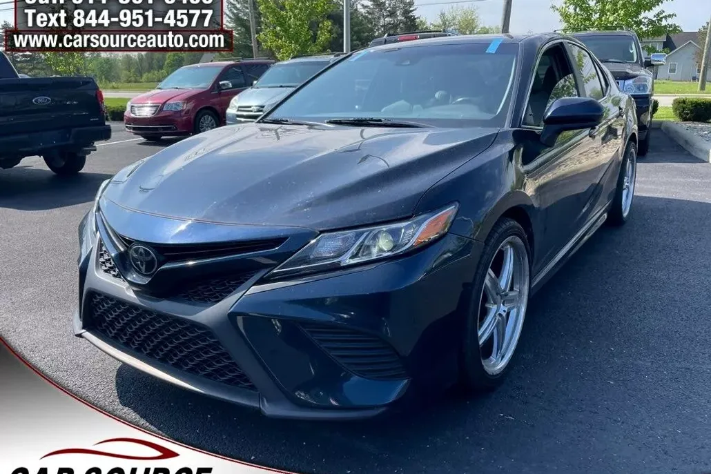 2020 Toyota Camry SE photo 1