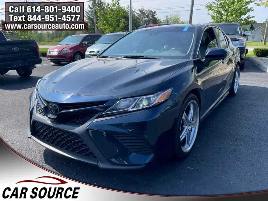 2020 Toyota Camry SE photo 1