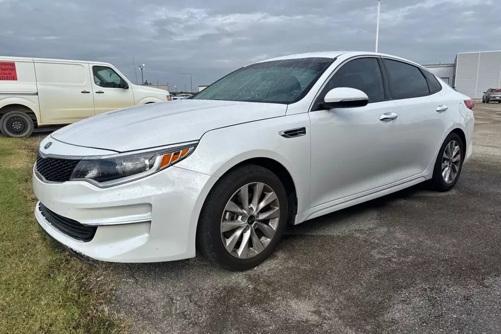 2018 Kia Optima LX photo 1