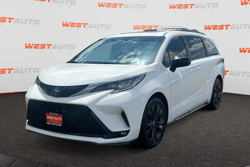 2022 Toyota Sienna XSE photo 1
