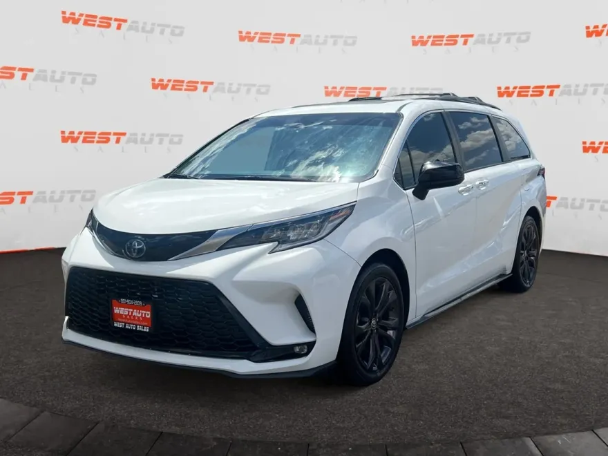 2022 Toyota Sienna XSE photo 1