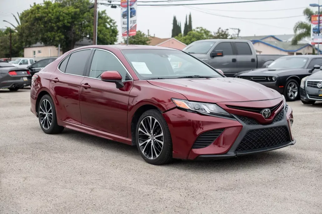 2018 Toyota Camry LE photo 1