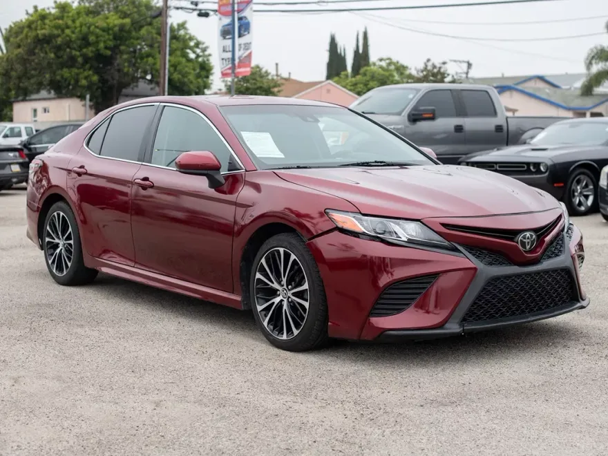 2018 Toyota Camry LE photo 1