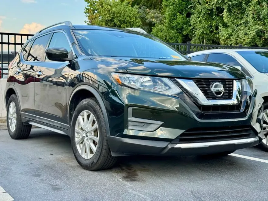 2020 Nissan Rogue SV photo 1