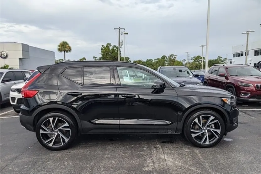 2020 Volvo XC40 R-Design photo 1