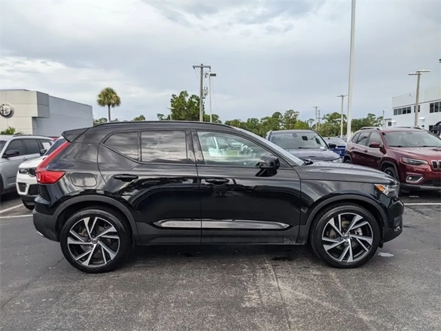 2020 Volvo XC40 R-Design photo 1