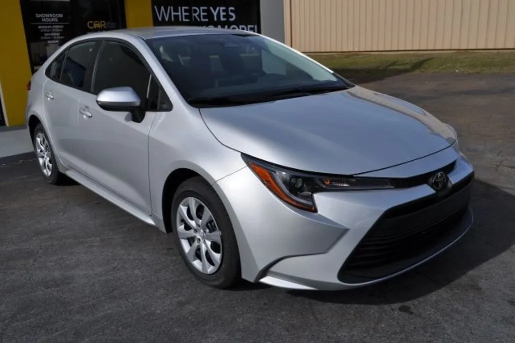2024 Toyota Corolla LE photo 1