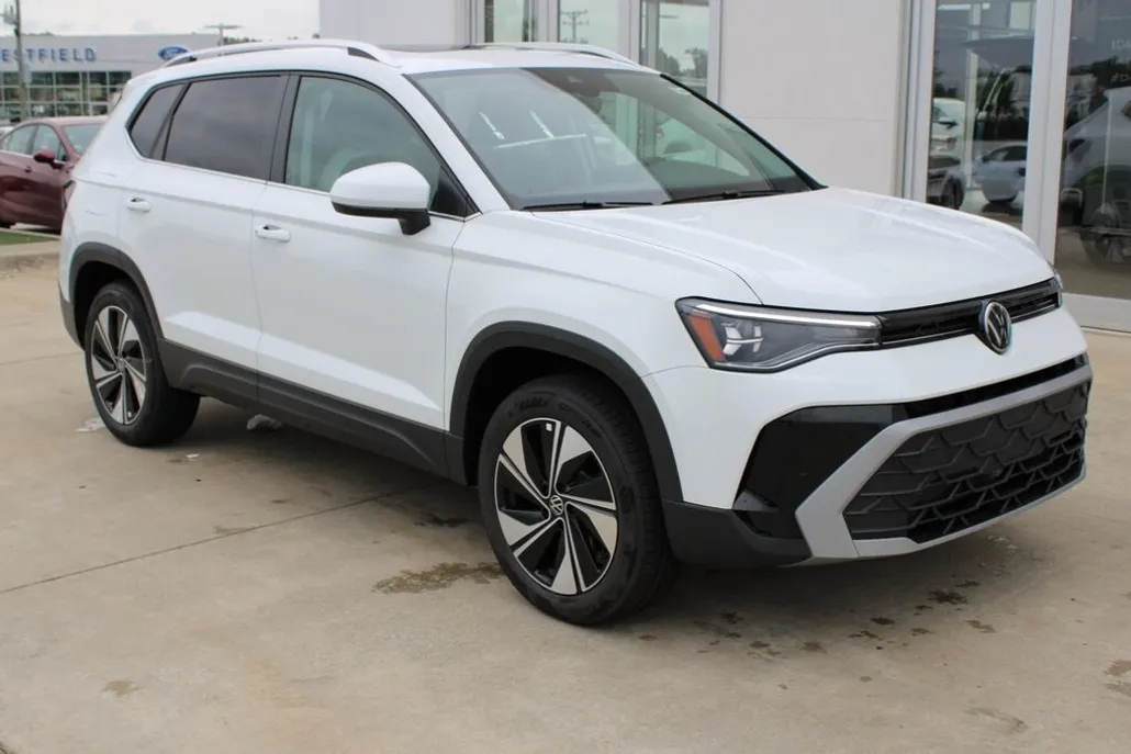 2025 Volkswagen Taos SE photo 1