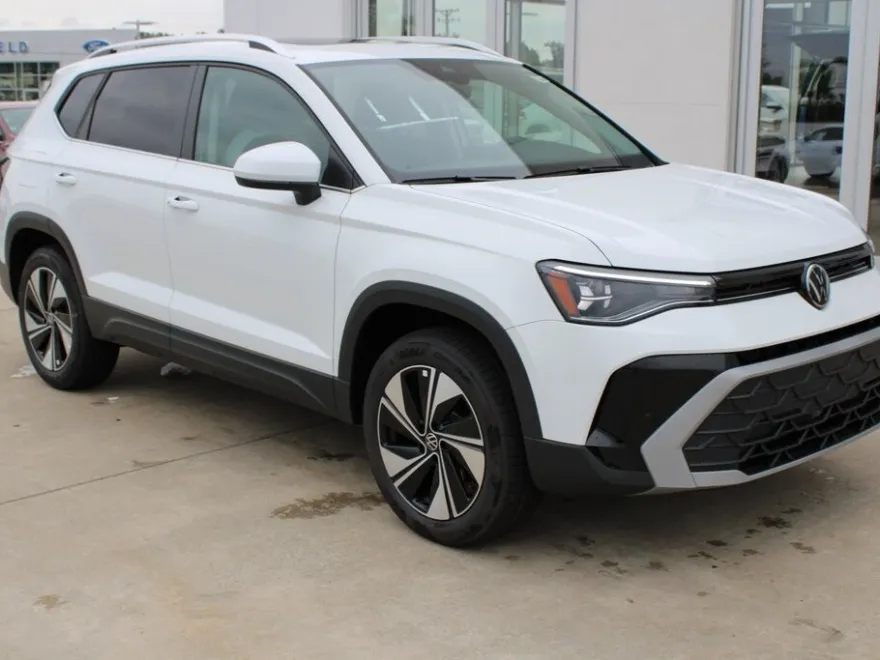 2025 Volkswagen Taos SE photo 1