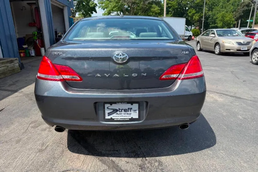 2010 Toyota Avalon XLS photo 1