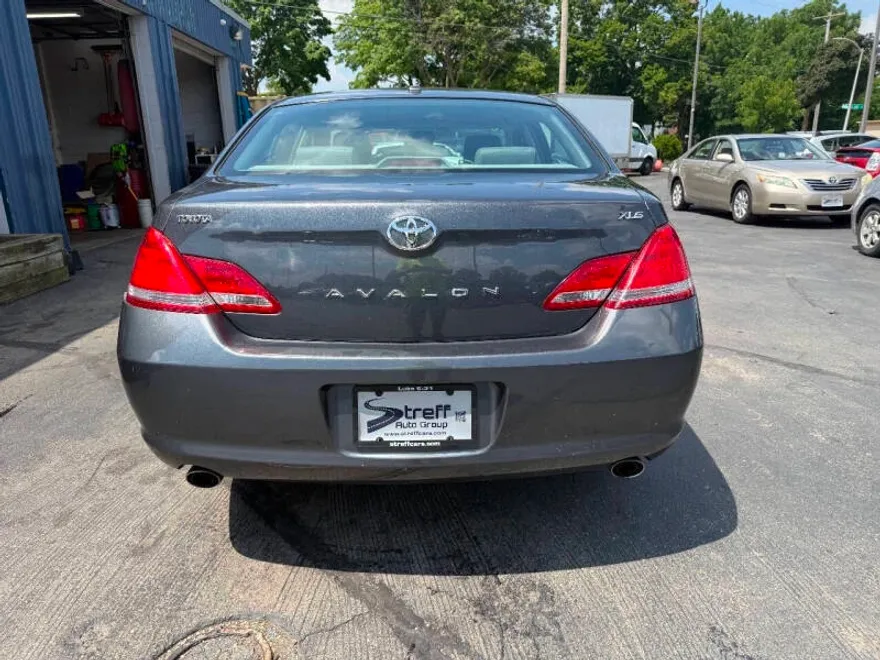 2010 Toyota Avalon XLS photo 1