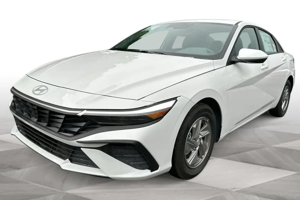 2025 Hyundai Elantra SE photo 1