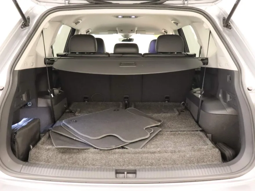 2023 Volkswagen Tiguan SE photo 1
