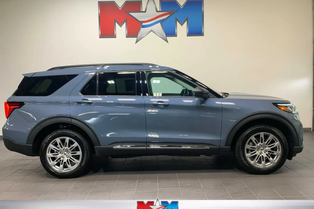 2025 Ford Explorer photo 1