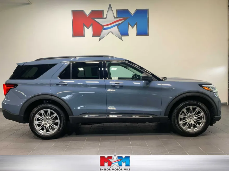 2025 Ford Explorer photo 1